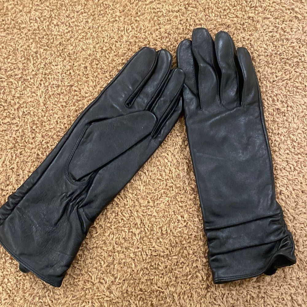 BNWOT genuine leather ladies gloves. Size 6.5